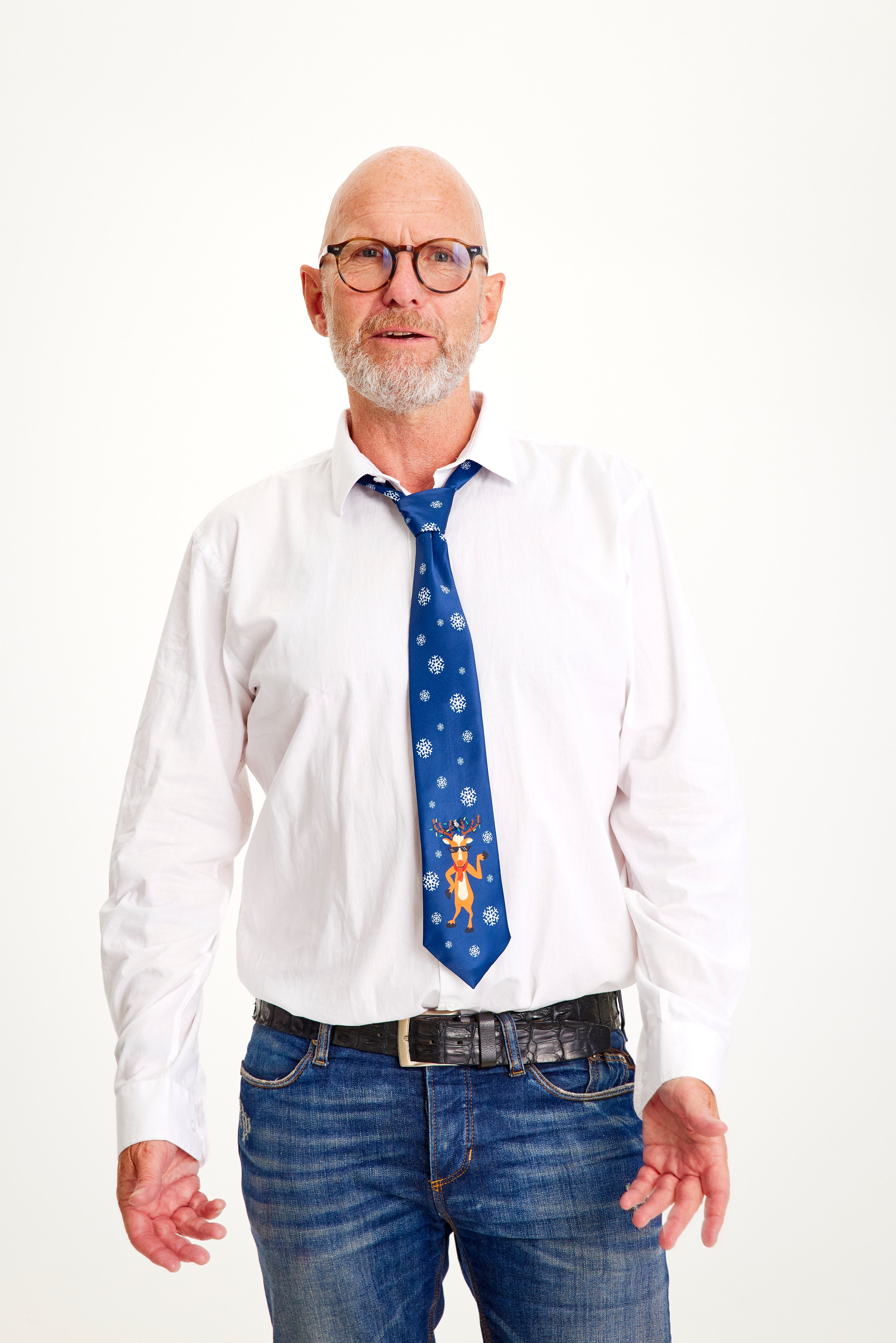 En mand iført et blå juleslips.